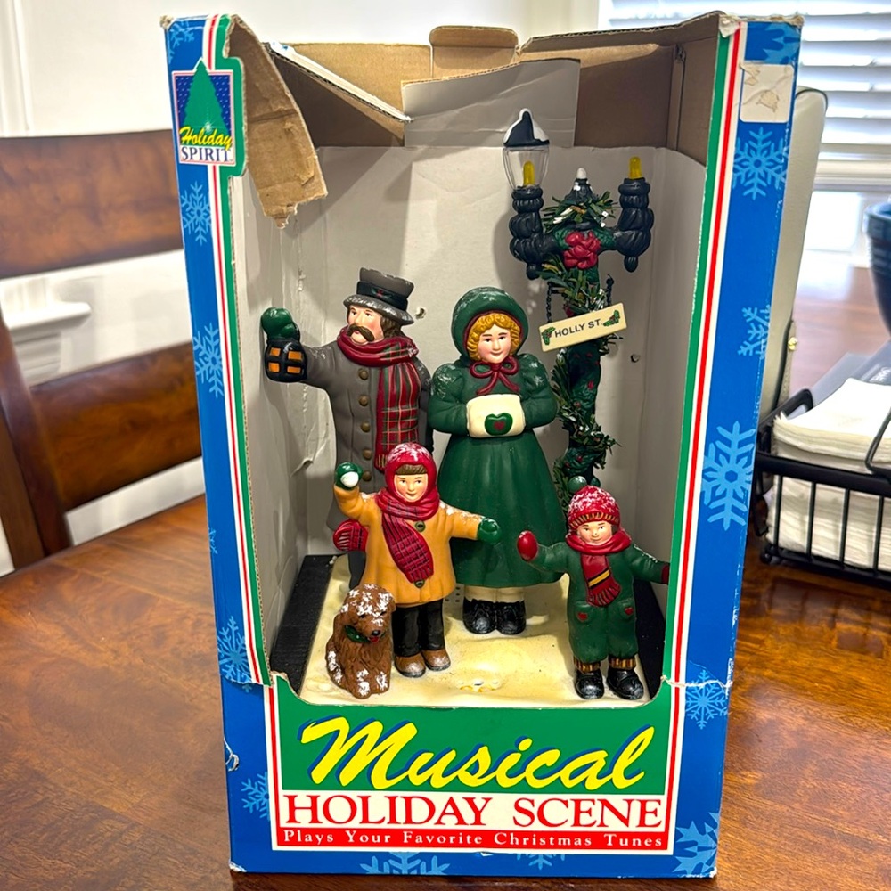 Dickens Family Lighted Musical New In Box Holiday Creations Scene Carolers